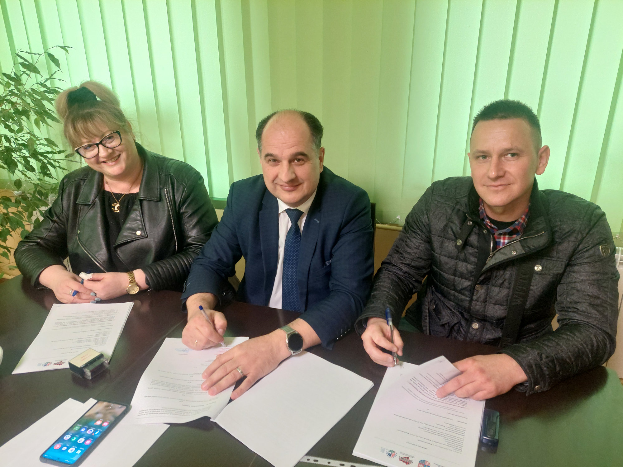Zdjęcie przedstawiające Wójta, Skarbnik i przedstawiciela wykonawcy przy podpisywaniu umowy