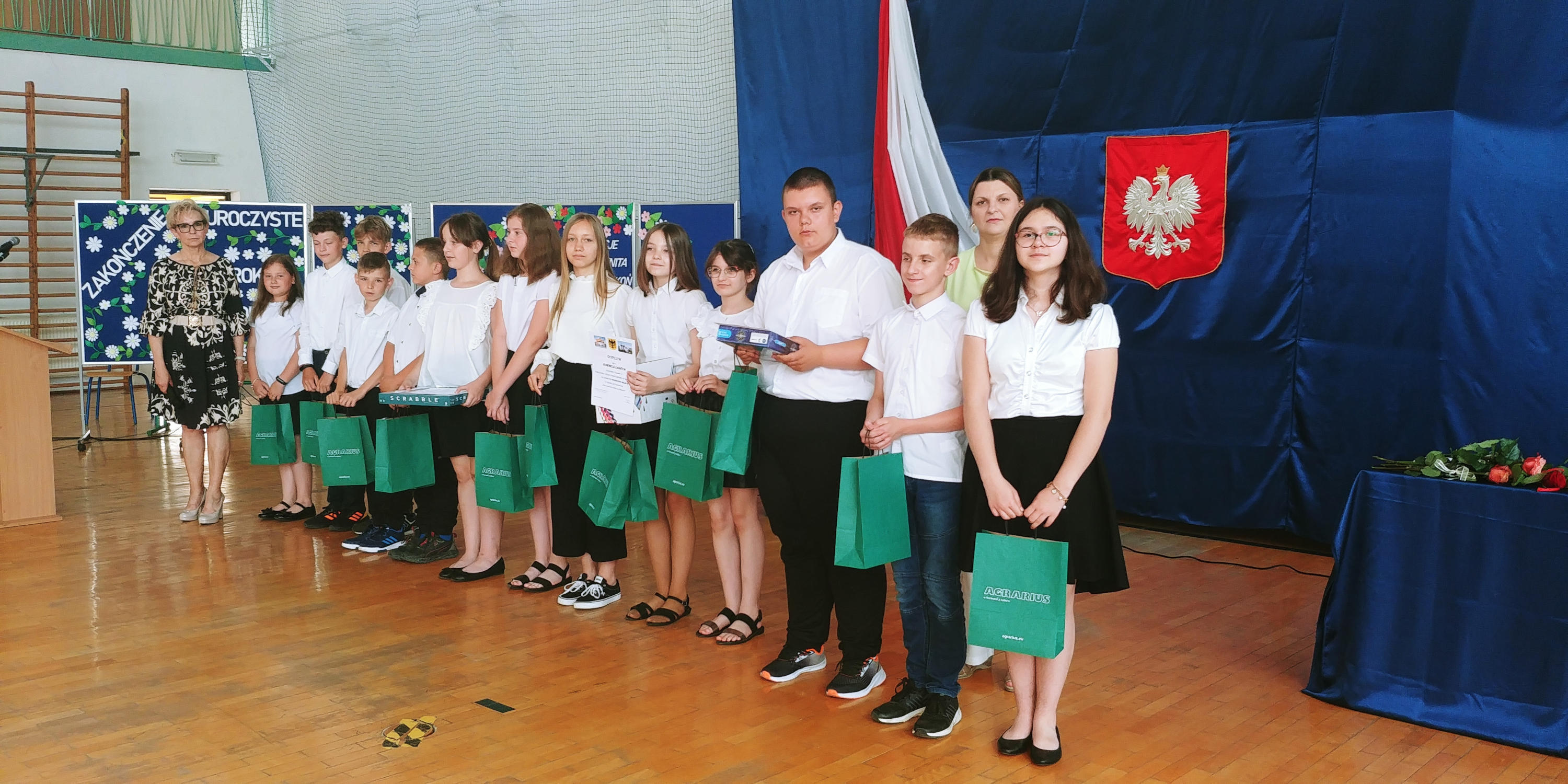 Uczestnicy quizu wraz dyrektor szkoły i nauczycielem prowadzącym.