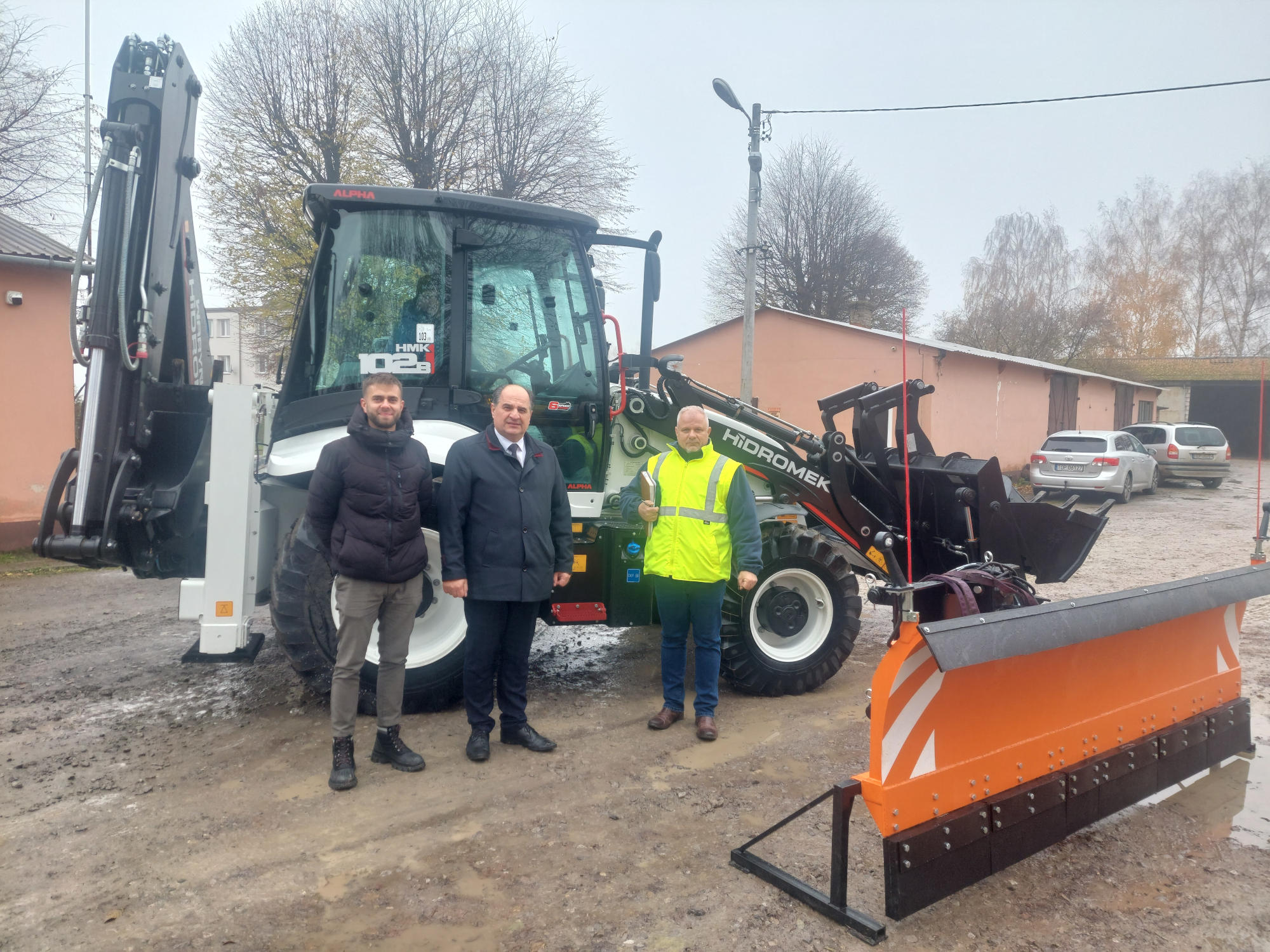 Dostawca sprzętu, Wójt Gminy i Kierownik RGK na tle koparki