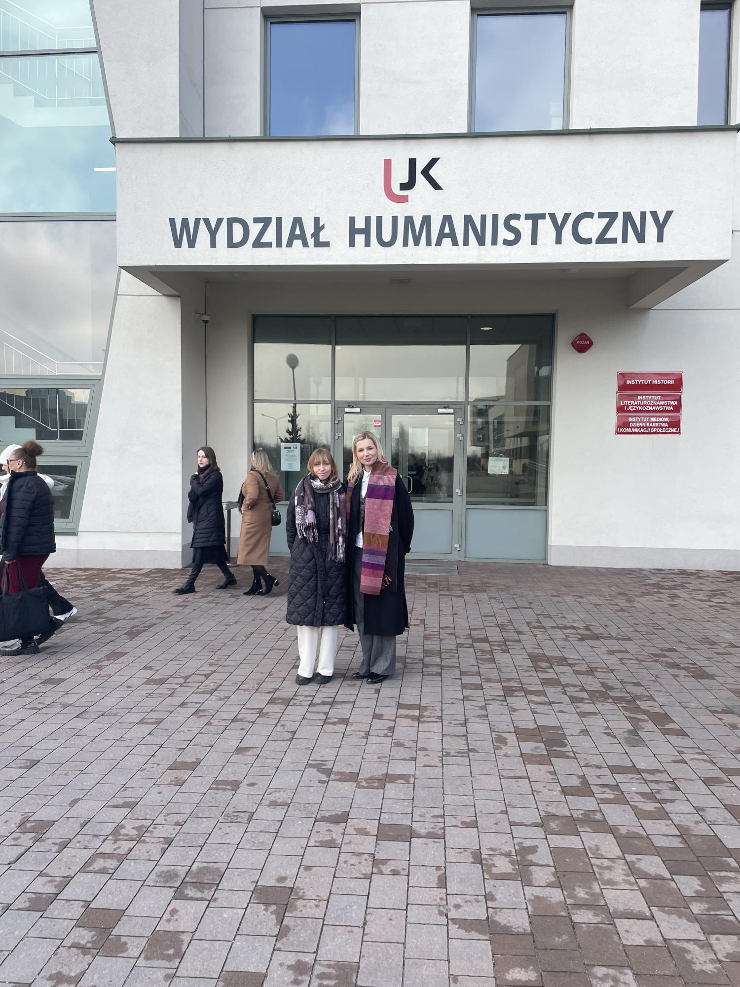 Nauczycielka i uczennica przed budynkiem Wydziału Humanistycznego Uniwersytetu Jana Kochanowskiego w Kielcach