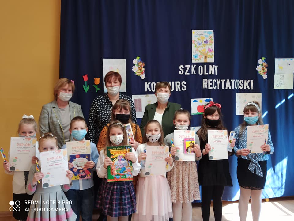Zdjęcie grupowe uczestników konkursu recytatorskiego wraz z organizatorami