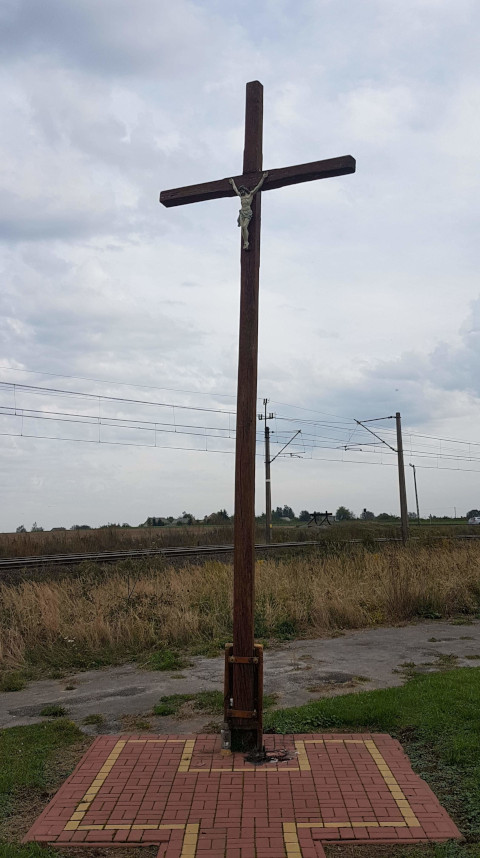 Krzyż drewniany po prawej stronie przed przejazdem kolejowym przy drodze powiatowej Nr 0758T