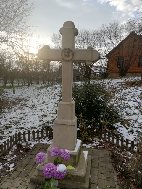 Krzyż murowany usytuowany na łuku drogi powiatowej Nr 0734T po lewej stroniew stronę Wojciechowice przy skrzyżowaniu z drogą gminnej Nr 004508T Kaliszany - Rosochy