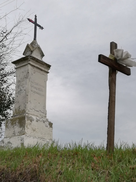 Metalowy krzyż na postumencie znajduje się przy drodze Nr 004488T Gierczyce - Łukawka