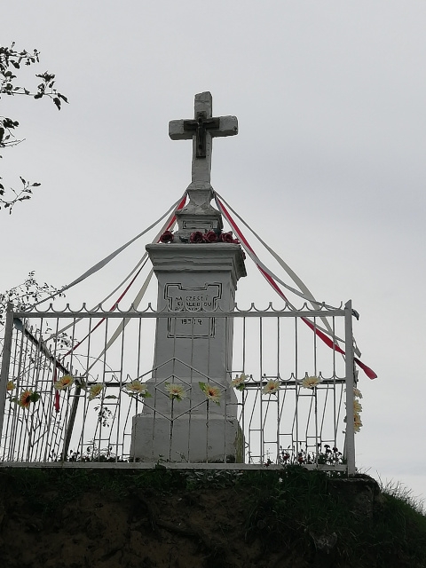 Krzyż murowany na postumencie usytuowany po prawej stronie drogi gminnej w kierunku Studzianek
