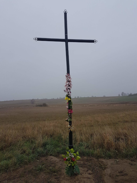 Krzyż metalowy przy drodze powiatowej Nr 0734T po prawej stronie w kierunku Mierzanowic na łuku drogi