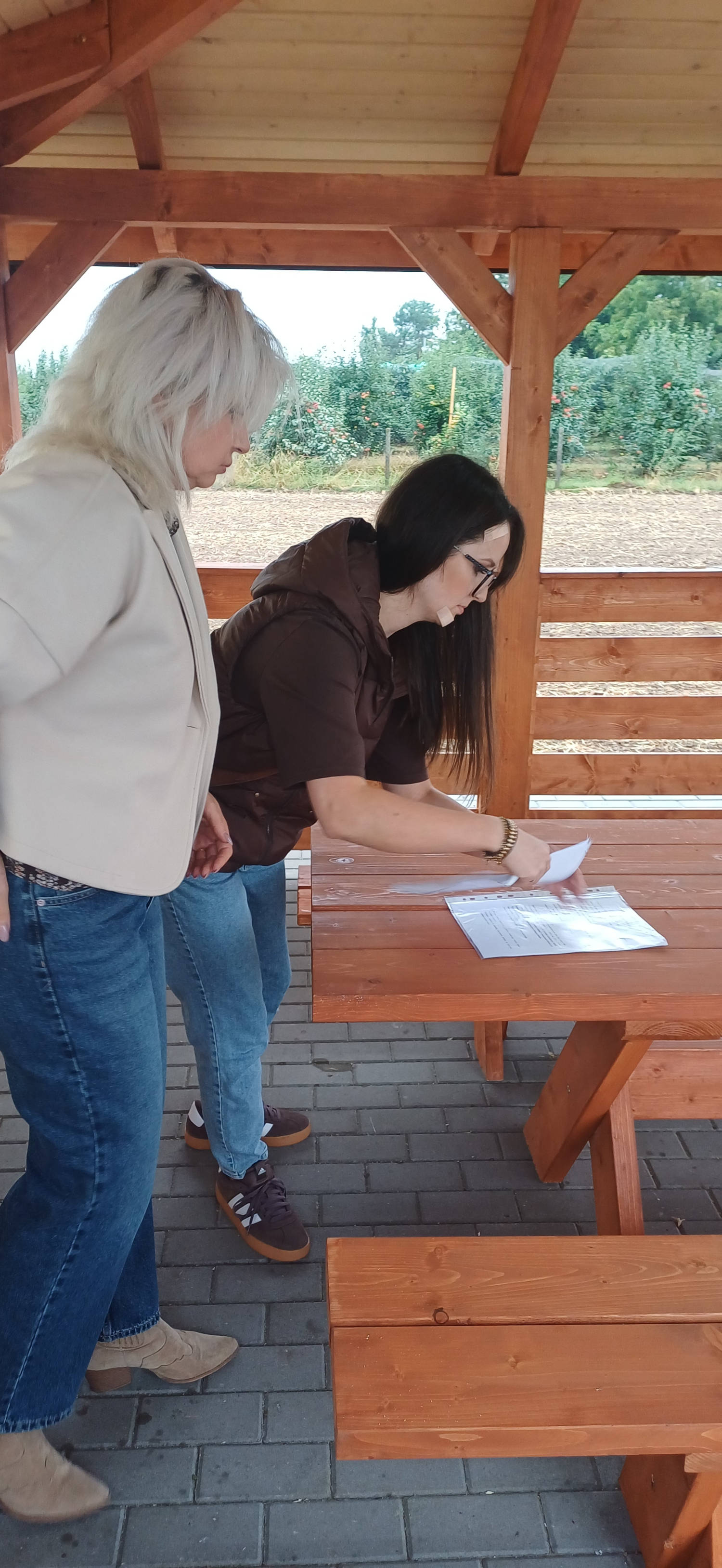 Sołtys Orłowin i pracownik Gminy przy podpisywaniu dokumentów w altanie