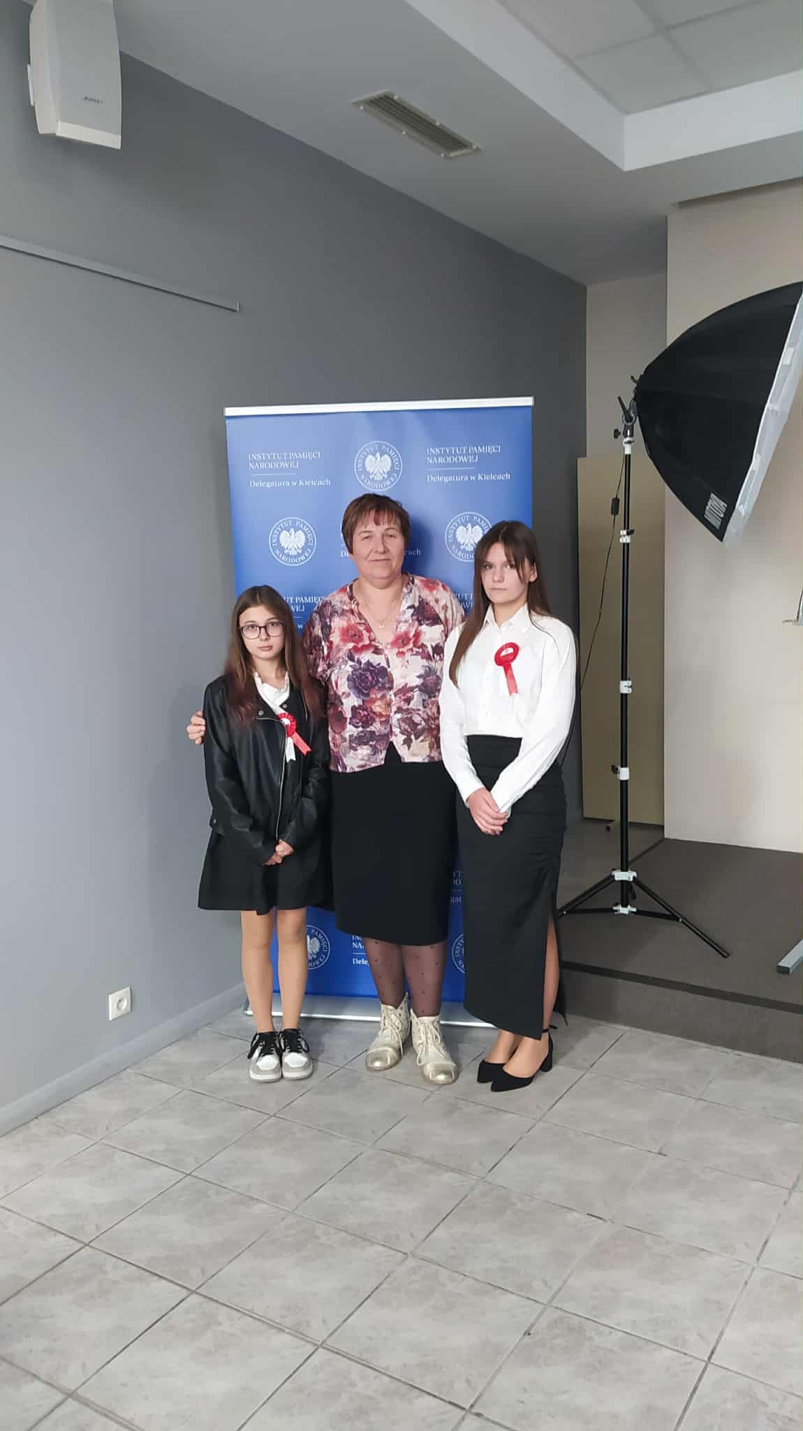 Szkolne talenty Uczestniczki wojewódzkiego konkursu recytatorskiego wraz z panią dyrektor, Teresą Stawiarską