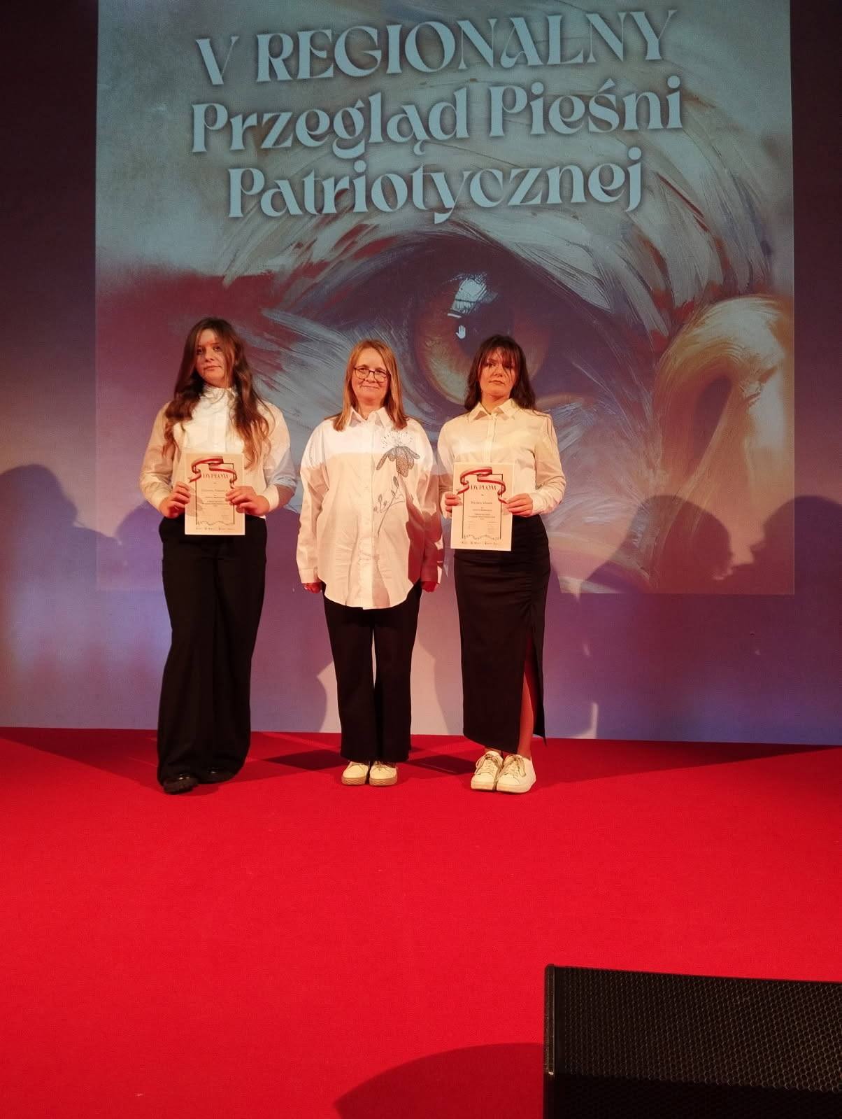 Szkolne talenty Uczestniczki Przeglądu Pieśni Patriotycznej wraz z opiekunem, panią Małgorzatą Staszczak
