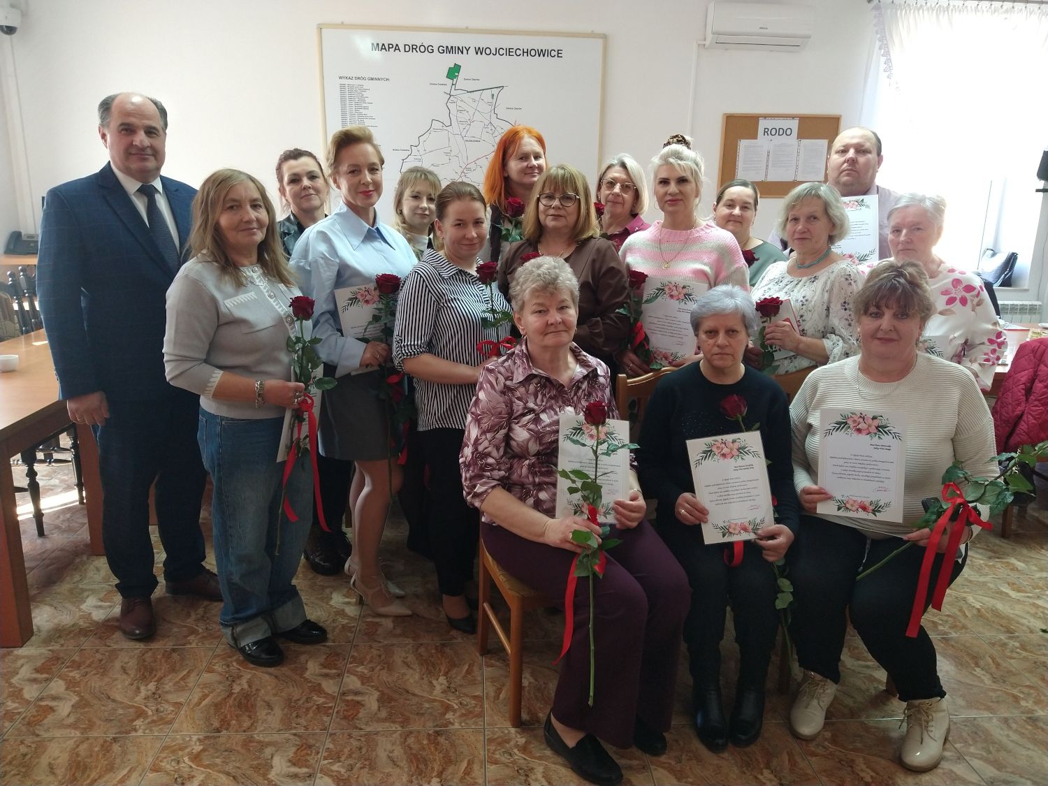 Dzień Sołtysa w Gminie Wojciechowice Wspólne zdjęcie Sołtysów wraz z Wójtem i Sekretarz Gminy Wojciechowice